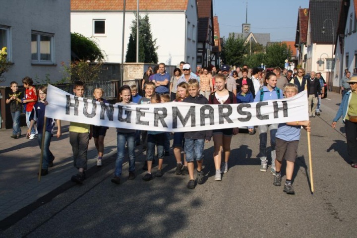 Hungermarsch 2011 -  Florian Runtsch, Niklas Liedke fr Messdiener Leimersheim